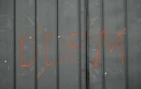 Des impacts de balles et les lettres "DDFM" peintes à la bombe sur une porte de la prison de Toulon-La Farlede, près de Toulon, après une attaque à l'arme d'assaut de type Kalachnikov, le 15 avril 2025 dans le Var