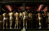Des Japonais participent au Hadaka matsuri, festival de l'homme nu à Okayama, le 18 février 2017