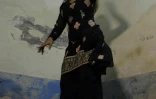 Une prostituée du quartier chaud de Lahore esquisse des pas de danse, le 4 mai 2016