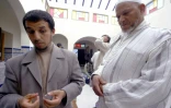 L'Imam Hassan Iquioussen (G), à Escaudain, dans le Nord, le 18 juin 2004