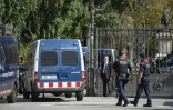 Des membres des Mossos d'Esquadra, la police catalane, à Barcelone près du Parlement régional, le 10 octobre 2017