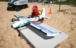 Le secouriste Oliver Heys prépare un grand drone de surveillance sur une plage à Sydney, le 1er octobre 2025