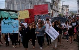 Des habitants de l'île équatorienne de Santa Cruz aux Galapagos manifestent contre la pêche illégale le 14 août 2017, après la découverte de 300 tonnes de poissons, y compris des espèces de requins protégées sur un navire chinois