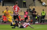 Le milieu de Barcelone, Antoine Griezmann (g), défie les défenseurs de l'Athletic Bilbao, Inigo Martinez (d) et Yeray Alvarez, lors de la finale de la Coupe du Roi, à Séville, le 17 avril 2021