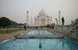 Des visiteurs sur le site du Taj Mahal à Agra, en Inde, le 16 novembre 2021