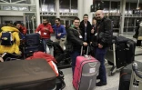 Des réfugiés syriens, qui ont obtenu des visas humanitaires du gouvernement italien, attendent dans la salle des départs de l'aéroport international de Beyrouth le 1er mars 2017 avant leur vol pour Rome