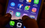 Un écran de smartphone avec les applications Whatsapp et Facebook