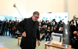 Le président serbe Aleksandar Vucic arrive pour voter dans un bureau de Belgrade, le 17 décembre 2023