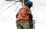 Un volontaire d'une fondation caritative répare une installation électrique publique le 6 juin 2015 à Lagos