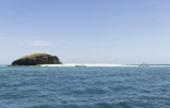 Des bateaux naviguent sur une partie du lagon de l'île de Mayotte, le 30 avril 2023