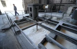 Dans une usine privée traitant des terres rares près de de Baotou, au nord-ouest de la Chine, le 21 avril 2011