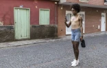 Le maquilleur professionnel Leonardo Oliveira enregistre une vidéo sur son téléphone à Mindelo, le 25 mai 2026