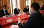 Jean Castex reçoit les syndicats de policiers le 10 mai 2021 entouré de Gérald Darmanin (G) et Eric Dupond-Moretti (D), à Matignon