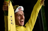Le Britannique Adam Yates en jaune sur le podium du Tour de France après sa victoire dans la 1re étape, le 1er juillet 2023
