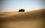 Une voiture roule sur une dune dans le désert de Samawa, dans le sud de l'Irak, le 12 janvier 2024