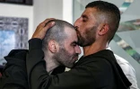 Un prisonnier palestinien libéré est accueilli par son frère à son arrivée à Ramallah en Cisjordanie, le 13 octobre 2025