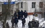 Des policiers à l'extérieur d'un commissariat où était entendu Alexei Navalny, à Khimki, le 18 janvier 2021