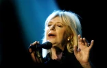 L'icône de la pop britannique Marianne Faithfull en concert, le 15 mars 2007 à Châlons-en-Champagne, dans l'est de la France