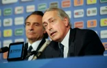 Giancarlo Abete (d), alors président de la Fédération italienne de football, en conférence de presse, le 2 juillet 2012 à Cracovie  