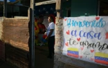 Yarelis Herrera attend l'arrivée de son fils, Edwuar Hernandez, qui a été rapatrié d'une prison au Salvador, à leur domicile à Maracaibo, au Venezuela, le 22 juillet 2025