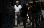 Des promeneurs portent des masques dans les rues de Barcelone, le 18 juillet 2020
