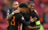 Le milieu de terrain néerlandais Georginio Wijnaldum (d), félicité par ses coéquipiers, après avoir marqué le 3e but, et son 2e du match face à la Macédoine du nord, lors de la 3e journée du groupe C à l'Euro 2020, le 21 juin 2021 à Amsterdam 