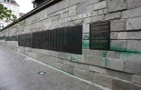 Des jets de peinture verte sur le mur des Justes au mémorial de la Shoah à Paris, le 31 mai 2025