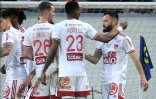 La joie du milieu de terrain brestois Franck Honorat, félicité par ses coéquipiers, après avoir ouvert le score face à Lens, lors de la 27e journée de Ligue 1, le 5 mars 2022 au Stade Bollaert-Delélis