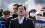 Le chef du Parti démocrate Lee Jae-myung, favori de la présidentielle du 3 juin en Corée du Sud, le 22 mars 2025 lors d'une manifestation à Séoul