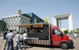 Des clients devant un food truck à La Défense, dans les Hauts-de-Seine, le 2 août 2013