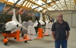 Le Tchèque Pavel Brezina devant des exemplaires de sa "gyrodrive", un mini-hélicoptère qui peut prendre la route, dans un hangar d'un aéroport près de Pribram, le 17 mai 2017 en République Tchèque