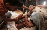 Un corps se trouve sur le sol devant la morgue de l'hôpital Nasser à Khan Younès, l'un des établissements vers lesquels les victimes ont été transportées après qu'une frappe imputée à Israël dans le camp d'Al-Mawasi, dans le sud du territoire palestinien,  le 13 juillet 2024