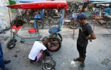 Un mécanicien répare le pneu d'un taxi-bicyclette à La Havane, Cuba, le 13 février 2026