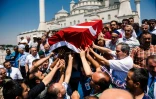 Des gens portent le cercueil de Sehidmiz Murat Inci, victime de la tentative de coup d'Etat, pendant ses funérailles à la mosquée Kocatepe à Ankara le 18 juillet 2016