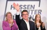 Boris Rhein, candidat de la CDU aux élections régionales allemandes, salue ses partisans après les premiers résultats de sortie des urnes, le 8 octobre 2023 à Wiesbaden, en Hesse