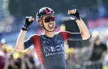 Le Néerlandais Dylan Van Baarle exulte après avoir remporté Paris-Roubaix, le 17 avril 2022