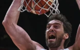 L'Espagnol Pau Gasol inscrit un dunk face à la France, en demi-finale de l'Euro, le 17 septembre 2015 à Villeneuve-d'Ascq