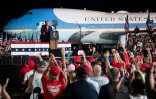 Le président américain Donald Trump en meeting de campagne à l'aéroport de Sanford, en Floride, le 12 octobre 2020