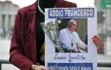 Une personne tient une affiche "Adieu François, merci votre Sainteté, aujourd'hui le monde vous pleure", le 21 avril 2025 sur la place Saint-Pierre, au Vatican