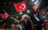 Plusieurs milliers de Turcs, venus de toute l'Europe se sont pressés dimanche 20 mai dans la salle Zetra à Sarajevo, patinoire des jeux Olympiques d'Hiver de 1984, où ont été installés dès samedi deux immenses portraits de Recep Tayyip Erdogan et d'Atatürk. 