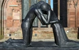 Une sculpture intitulée "Réconciliation" se dresse dans les ruines de la cathédrale gothique de Coventry, dans le centre de l'Angleterre, le 12 février 2020