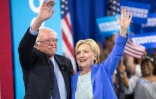 Les démocrates Hillary Clinton (d) et Bernie Sanders, le 12 juillet 2016 à Portsmouth aux Etats-Unis