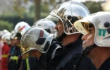 Des sapeurs-pompiers observent une minute de silence en hommage à leurs collègues décédés devant la cathédrale Notre-Dame de Paris, lors d'une manifestation, le 28 septembre 2026