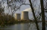 Deux tours aéroréfrigérantes de la centrale nucléaire de Saint-Laurent-des-Eaux, photographiées à Saint-Laurent-Nouan (Loir-et-Cher) le 30 mars 2023