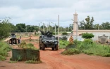 Des soldats ivoiriens patrouillent en véhicule blindé à Kafolo, près de la frontière du Burkina Faso, le 9 octobre 2025 en Côte d'Ivoire