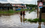 Des habitants dans une zone inondée de Batabano, au moment du passage de la tempête Idalia au large de la pointe ouest de Cuba, le 28 août 2023