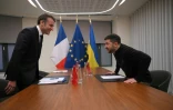 Emmanuel Macron et son homologue ukrainien Volodomyr Zelensky à Bruxelles, le 18 décembre 2024
