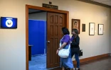 Avelina Anuran (D) et une membre du groupe "Divorce pour les Philippines, maintenant!" se préparent a participer à une réunion au Sénat Philippin à Manille, le 21 janvier 2025