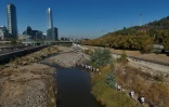 Des coureurs participent à une course le long des rives du fleuve Mapocho à Santiago, le 17 mai 2026 au Chili