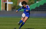La demi d'ouverture française Caroline Drouin frappe une pénalité lors de la finale du Tournoi des six Nations contre l'Angleterre, à Twickenham, le 24 avril 2021